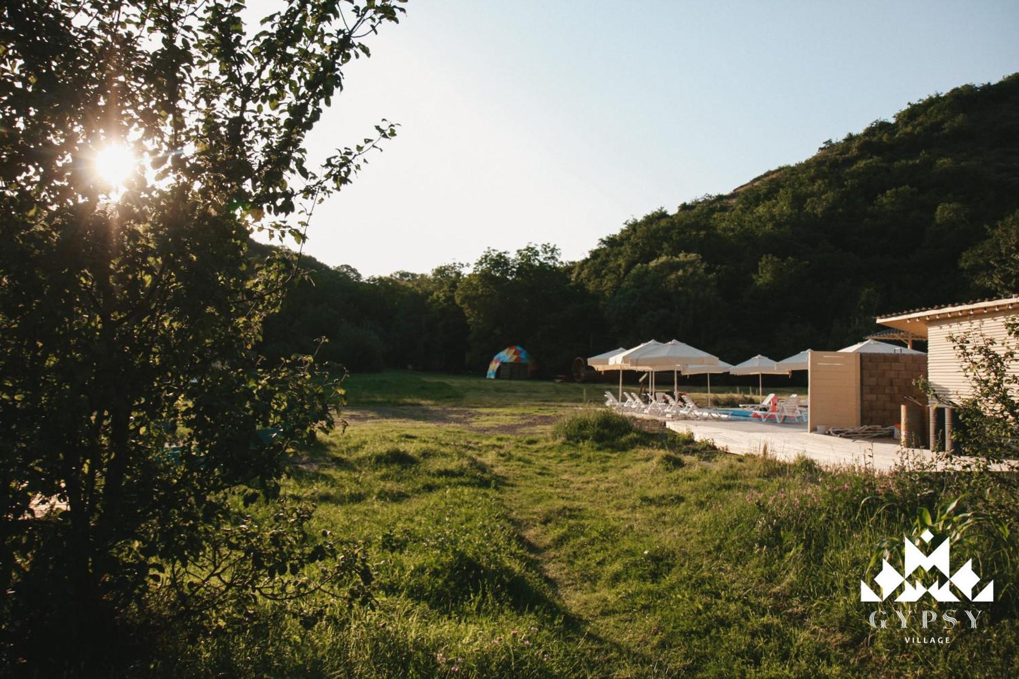 Gipsy Village Park Hotel Asureti Buitenkant foto