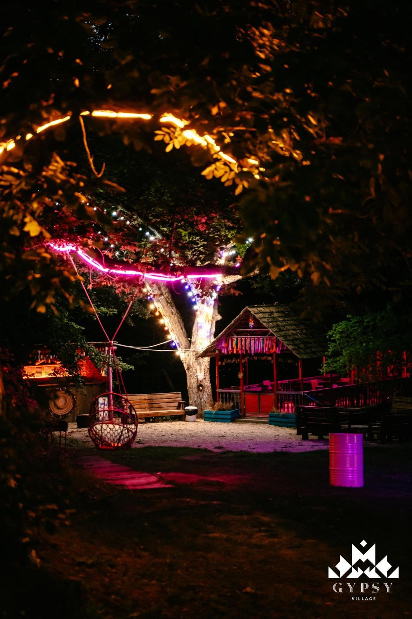 Gipsy Village Park Hotel Asureti Buitenkant foto