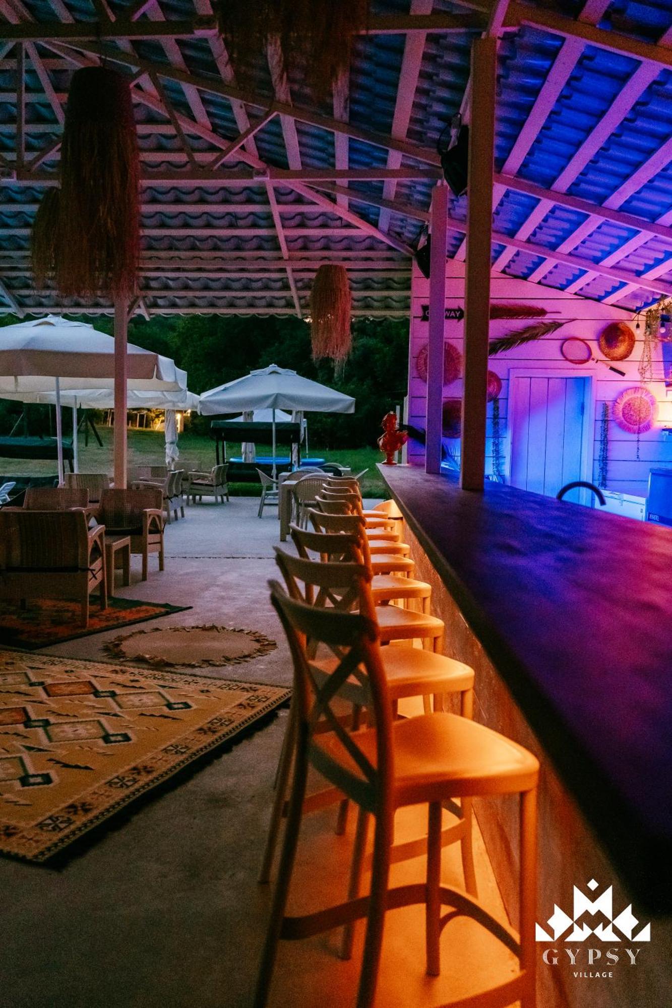 Gipsy Village Park Hotel Asureti Buitenkant foto