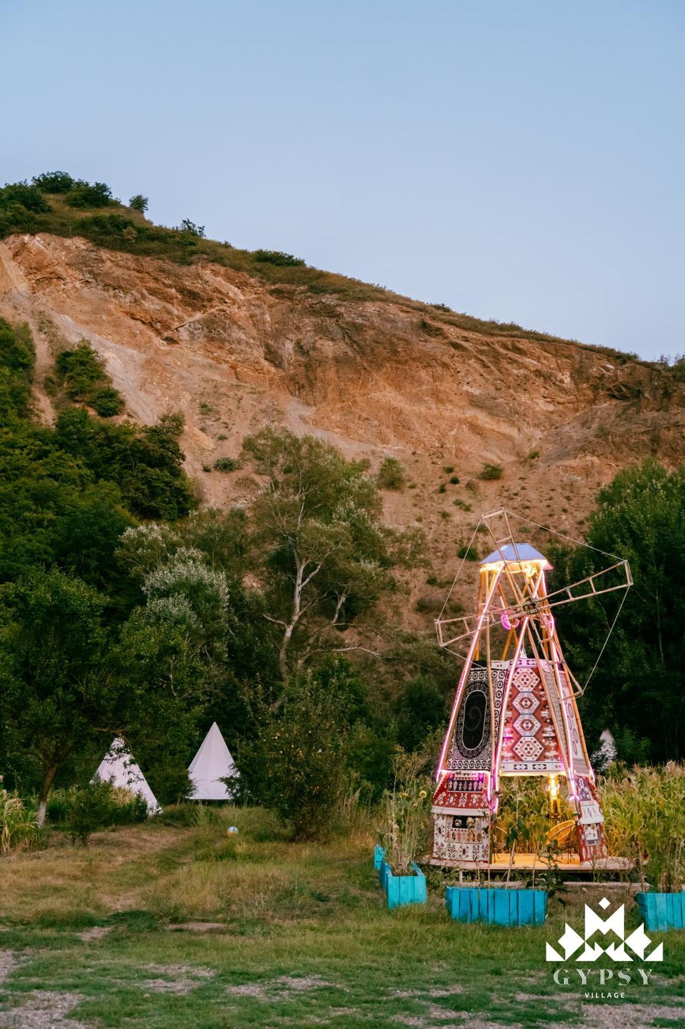 Gipsy Village Park Hotel Asureti Buitenkant foto